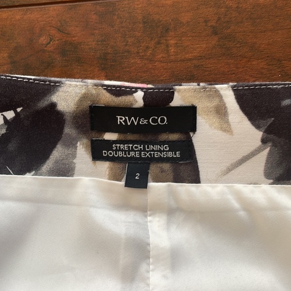 RW & Co. Floral pencil skirt. Size 2. - Picture 4 of 4
